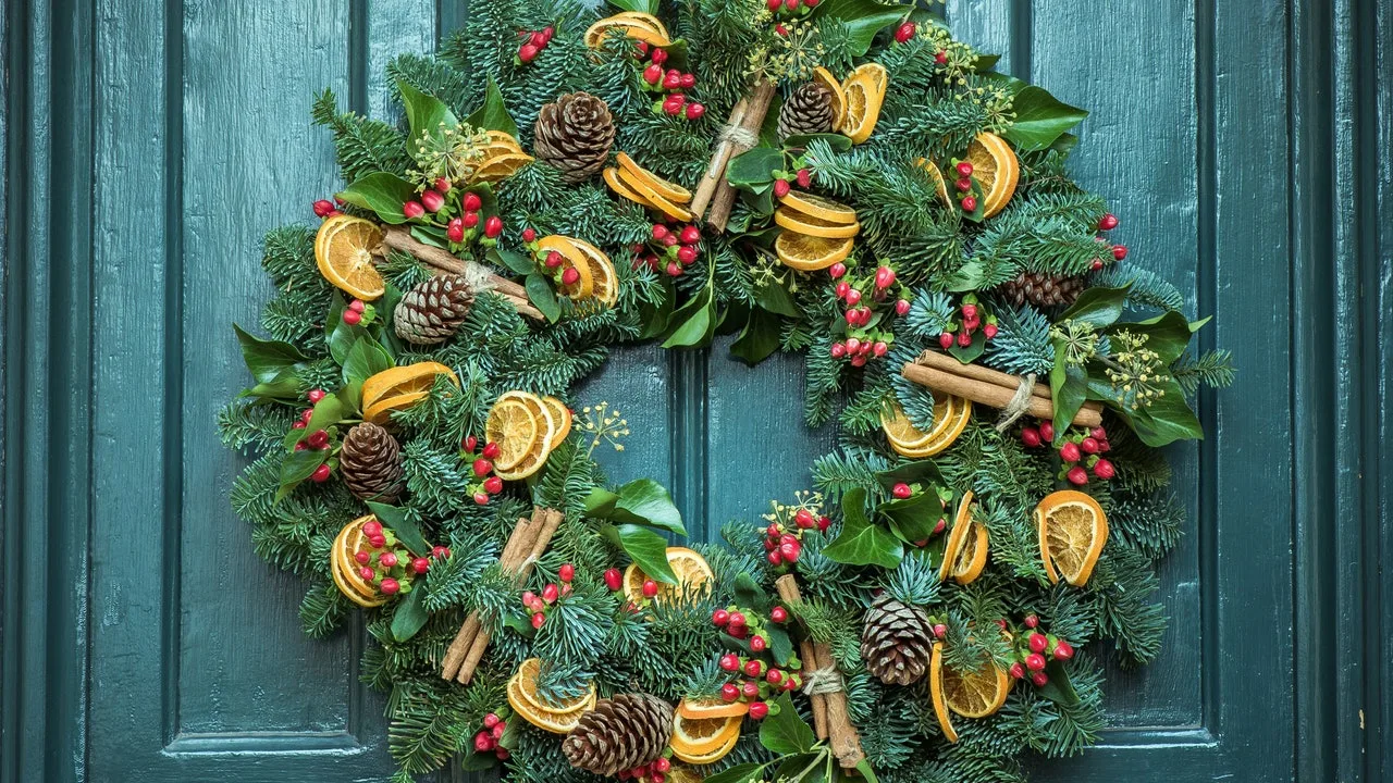 Ei punaista eikä vihreää joulun ovella: väri, joka on trendikäs vuonna 2025.