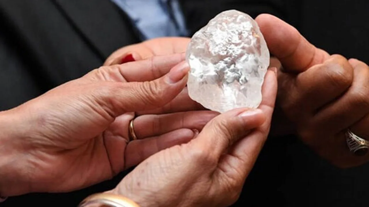 Historiallinen virstanpylväs kaivosteollisuudessa: yksi suurimmista timanteista, joka on koskaan löydetty syrjäisestä maasta.