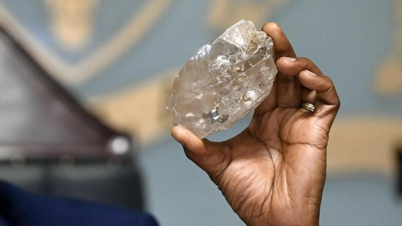 Historiallinen virstanpylväs kaivosteollisuudessa: yksi suurimmista timanteista, joka on koskaan löydetty syrjäisestä maasta.