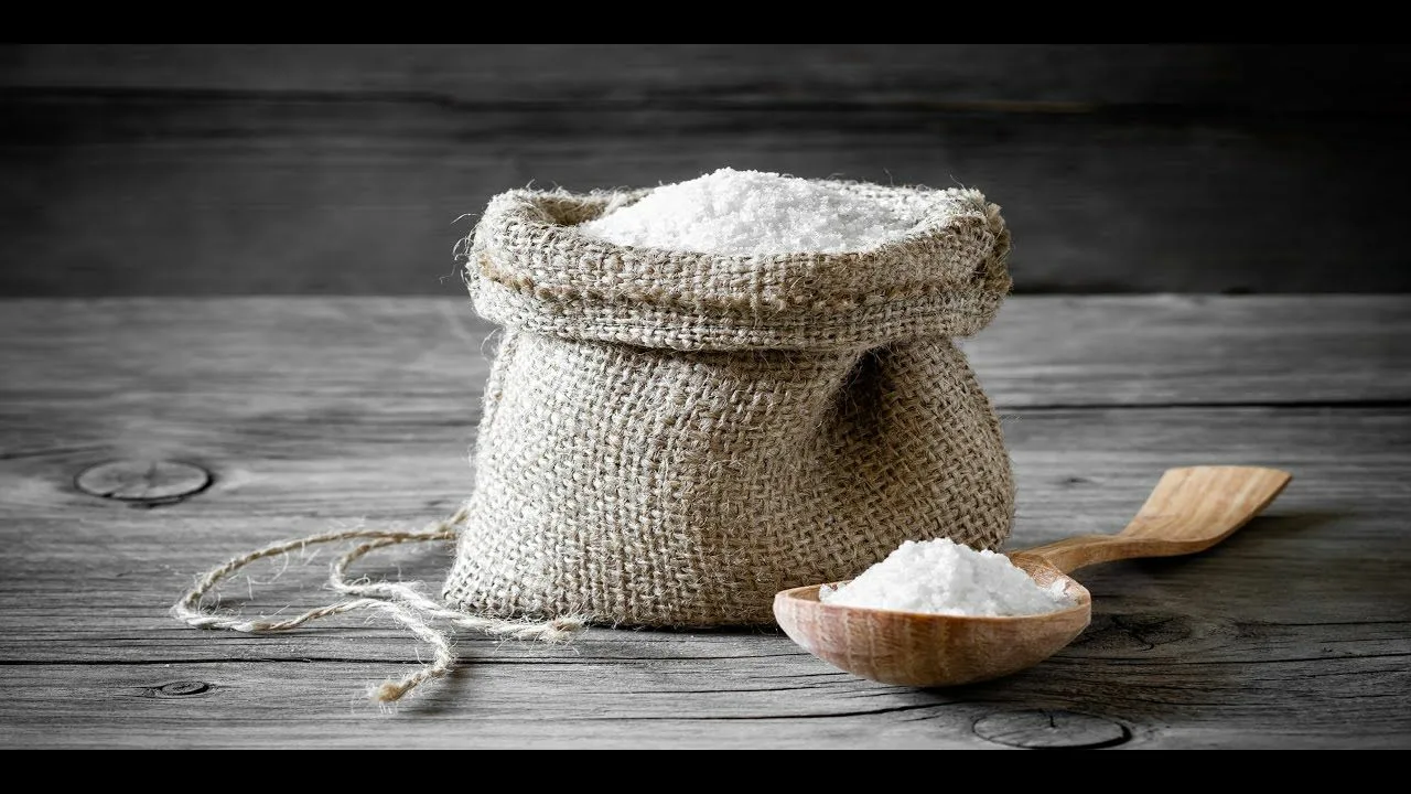 Nyt trendissä: miksi ripustaa pussi karkeaa suolaa etuovelle ja miksi se on suositeltavaa?