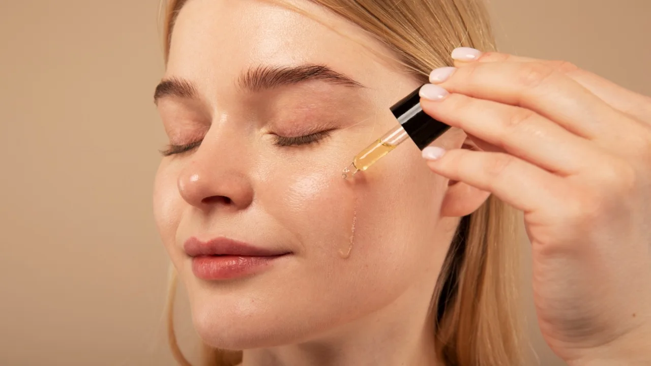 Tämä seerumi on kuin ylellinen eliksiiri – se vähentää ryppyjä, vaalentaa pigmenttipaikkoja ja nuorentaa ihoa.