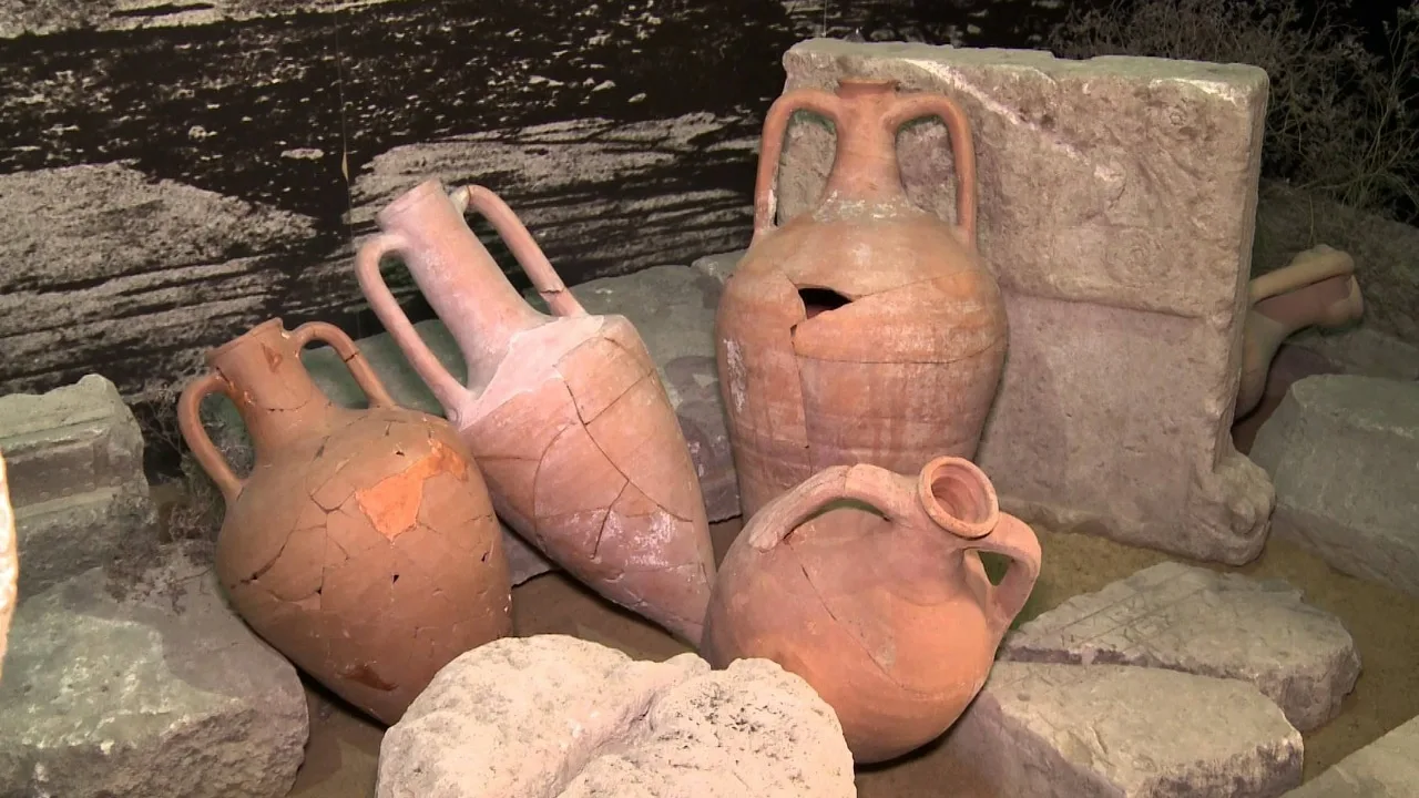 Arkeologit ovat löytäneet maasta 1800 vuotta vanhoja astioita, jotka sisälsivät tuhansia piilotettuja roomalaisia aarteita.