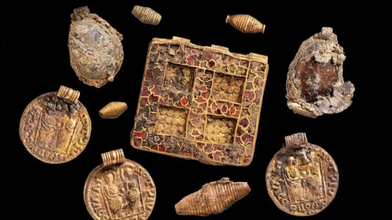 Arkeologit ovat löytäneet maasta 1800 vuotta vanhoja astioita, jotka sisälsivät tuhansia piilotettuja roomalaisia aarteita.