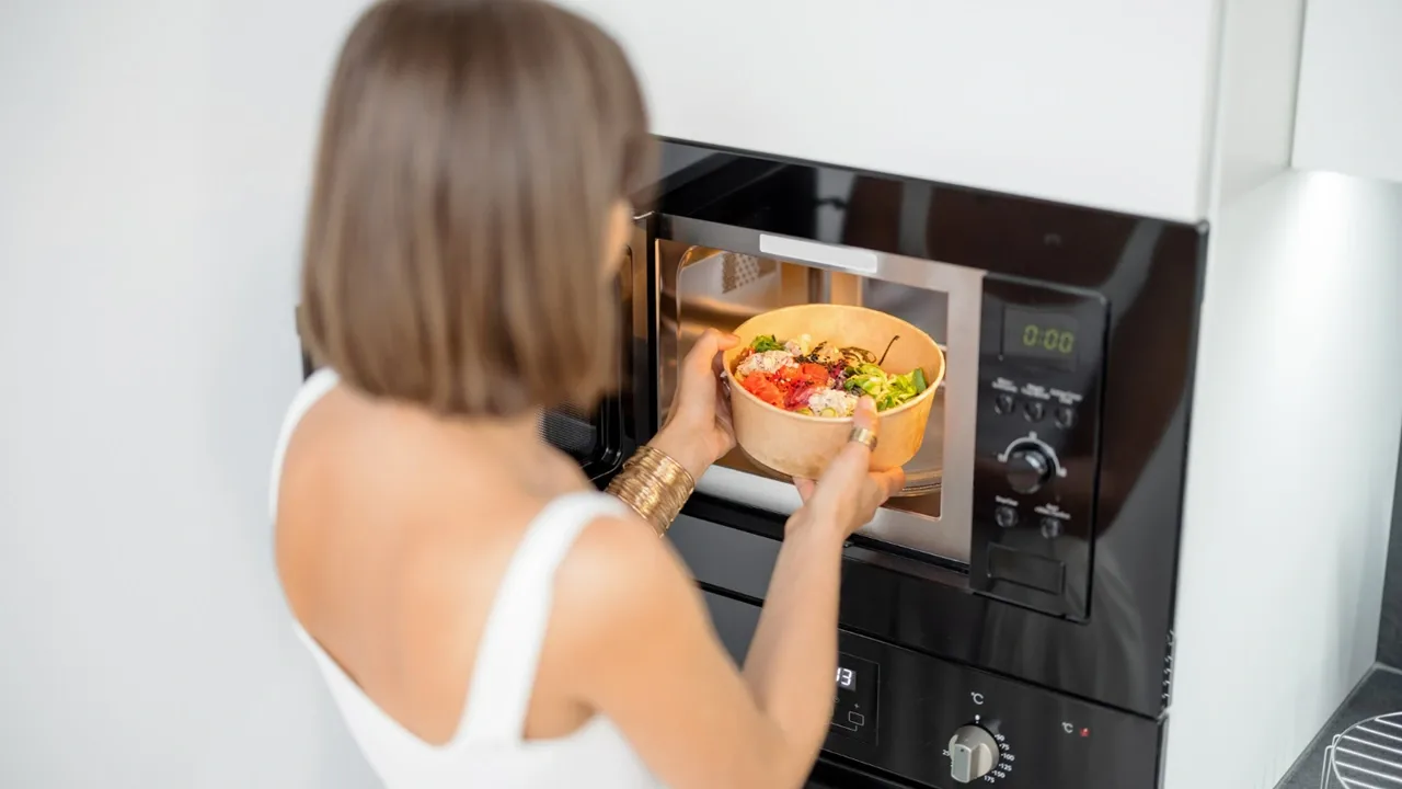 Turvallisuusohjeet mikroaaltouunin käytölle: mitä esineitä ja tuotteita ei saa laittaa laitteeseen.