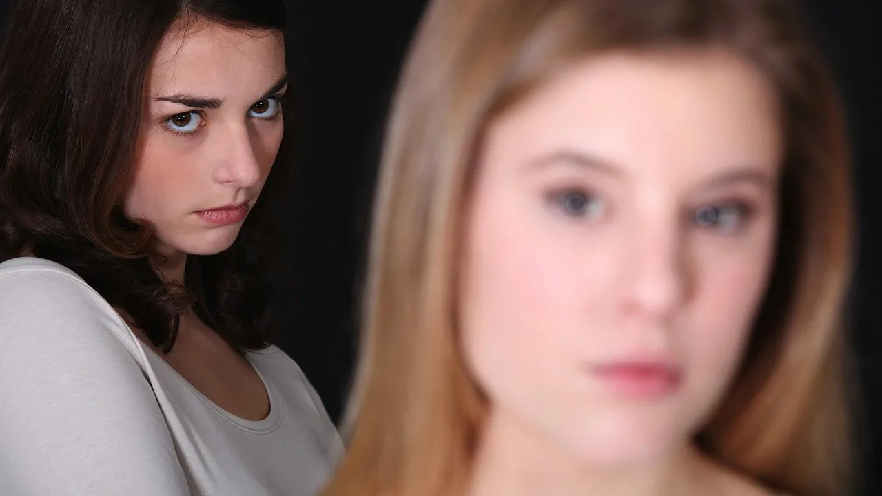 Mistä ihmisistä sinun kannattaa pysyä kaukana? Valitse kellon ja saat vastauksen — persoonallisuustesti