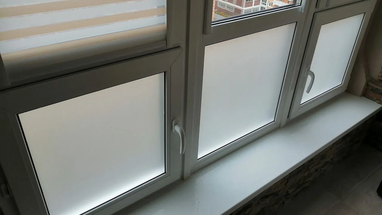 Hyvästi, paksut verhot: uusi trendi, joka on tullut ulkomailta ja korvannut ne lopullisesti.