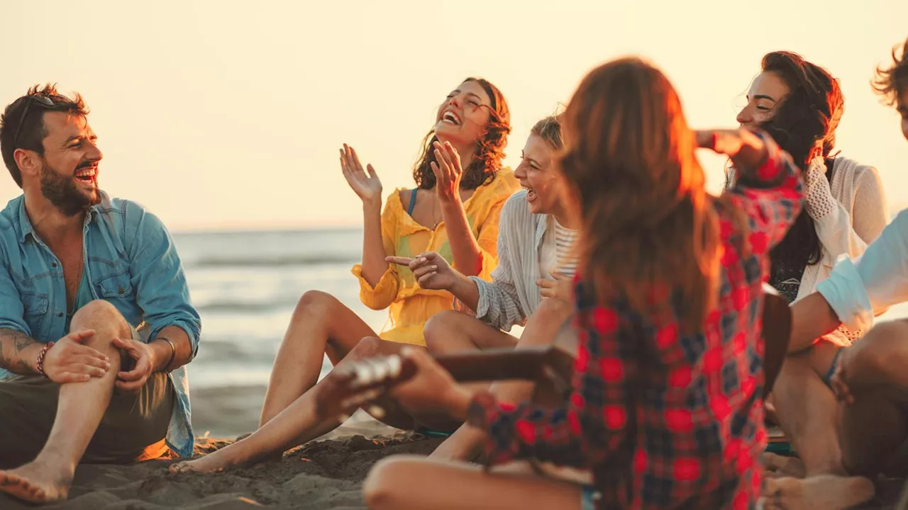 Dan Buettner, pitkäikäisyyden asiantuntija: ”Vähintään kolmen ystävän läsnäolo, joiden kanssa voi nauraa, vastaa kahdeksan vuoden elinajan pidentymistä.”