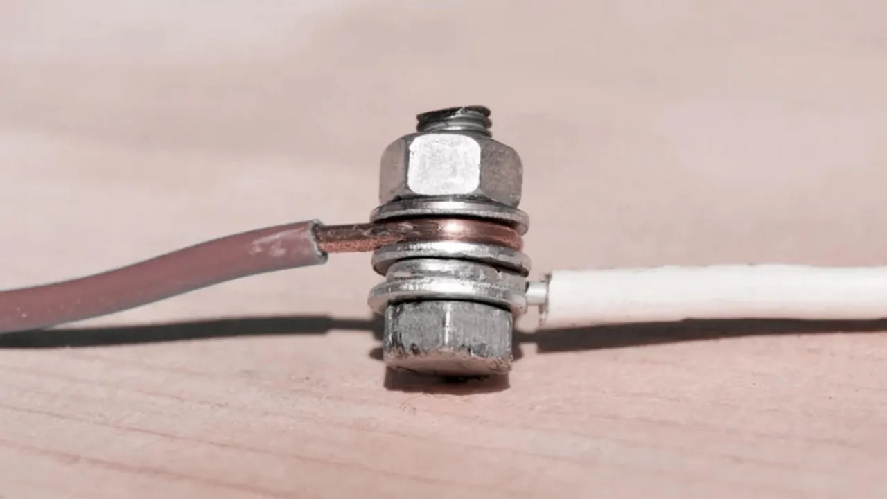 Yhdistämme alumiinin ja kuparin pitkäksi aikaa: sähköasentaja nimesi 3 parasta tapaa viidestä – liitos on ”ikuisesti” kestävä