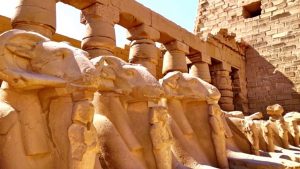 Suomalaiset arkeologit ovat löytäneet Egyptistä muinaisen aurinkotemppelin jäännökset.