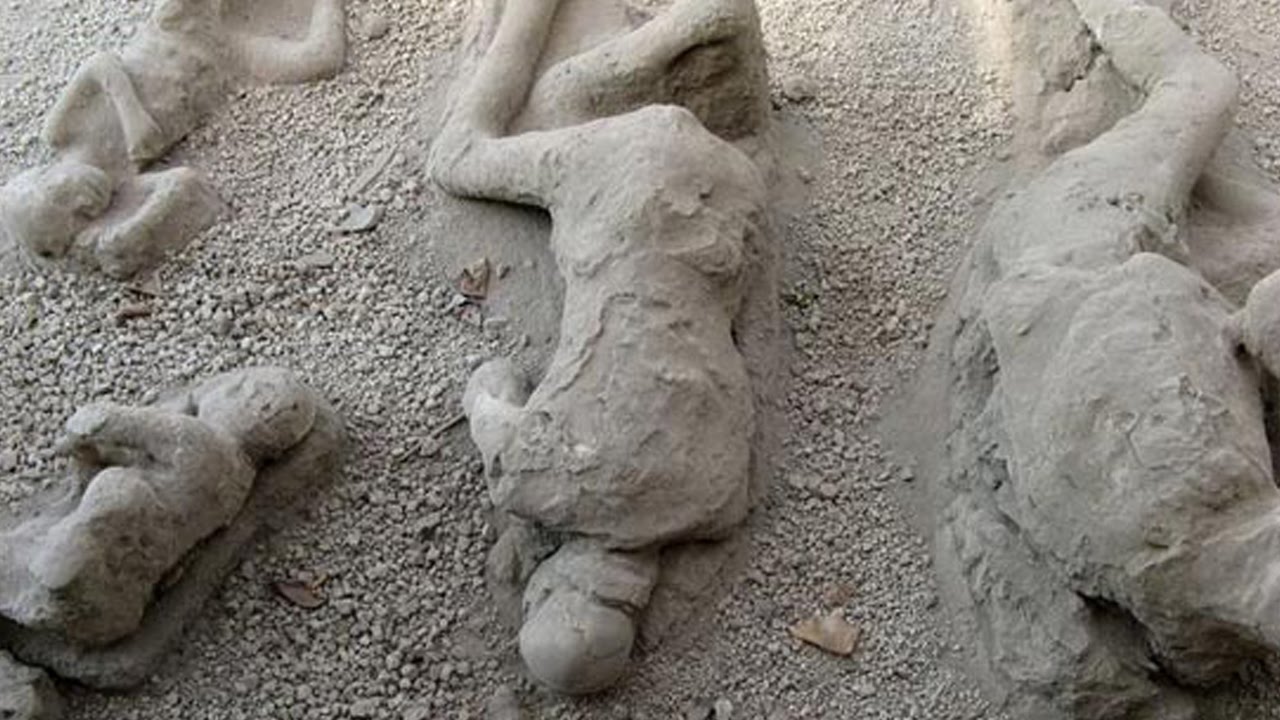 Arkeologit ovat löytäneet Pompeijin muinaisesta haudasta ihmisten luonnollisen kokoisia veistoksia.