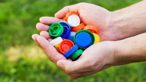 Käyttämällä muovisia limupullojen korkkeja opettelemme sinulle joulukoristeiden tekemistä.