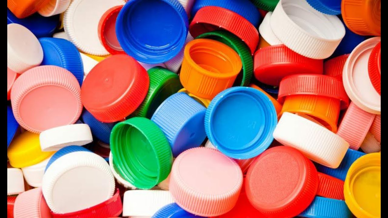 Käyttämällä muovisia limupullojen korkkeja opettelemme sinulle joulukoristeiden tekemistä.