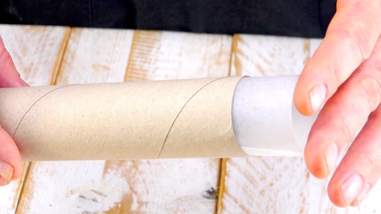 En tiennyt tätä, mutta jos käytämme paperipyyhkeitä uudelleen, voimme tehdä niistä pussien annostelijan.