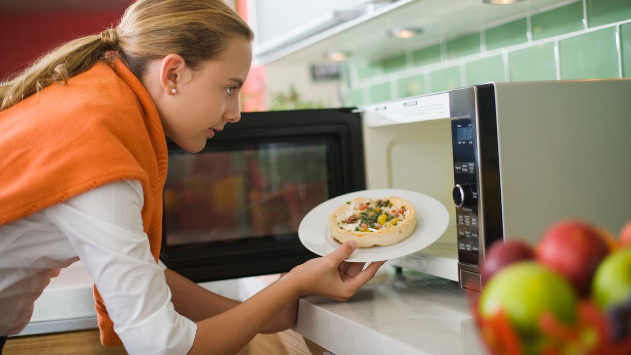 Turvallisuusohjeet mikroaaltouunin käytölle: mitä esineitä ja tuotteita ei saa laittaa laitteeseen.