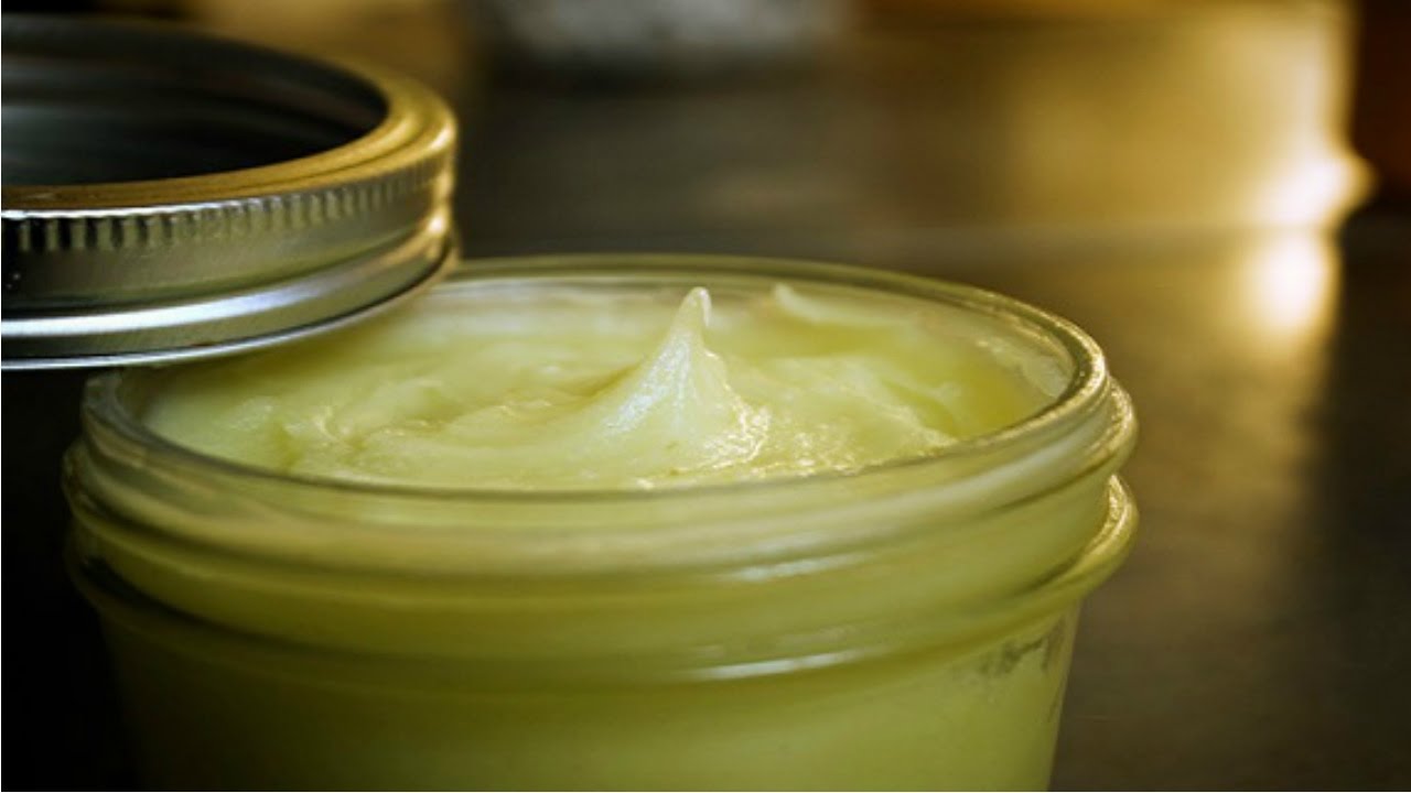 Tämä kultainen voide, joka sisältää beetakaroteenia, on kuin taikaa. Ihoni näyttää siltä, kuin olisin viettänyt viikon lomalla.