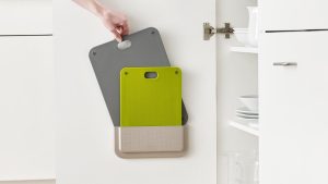 Kuinka puhdistaa muovinen leikkuulauta, jotta se olisi puhdas ja tahraton.