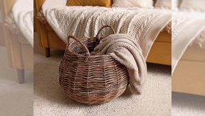 Primark on tuonut markkinoille ihanteellisen säilytyskorin sohvan peitteille: se on kaunis ja edullinen.