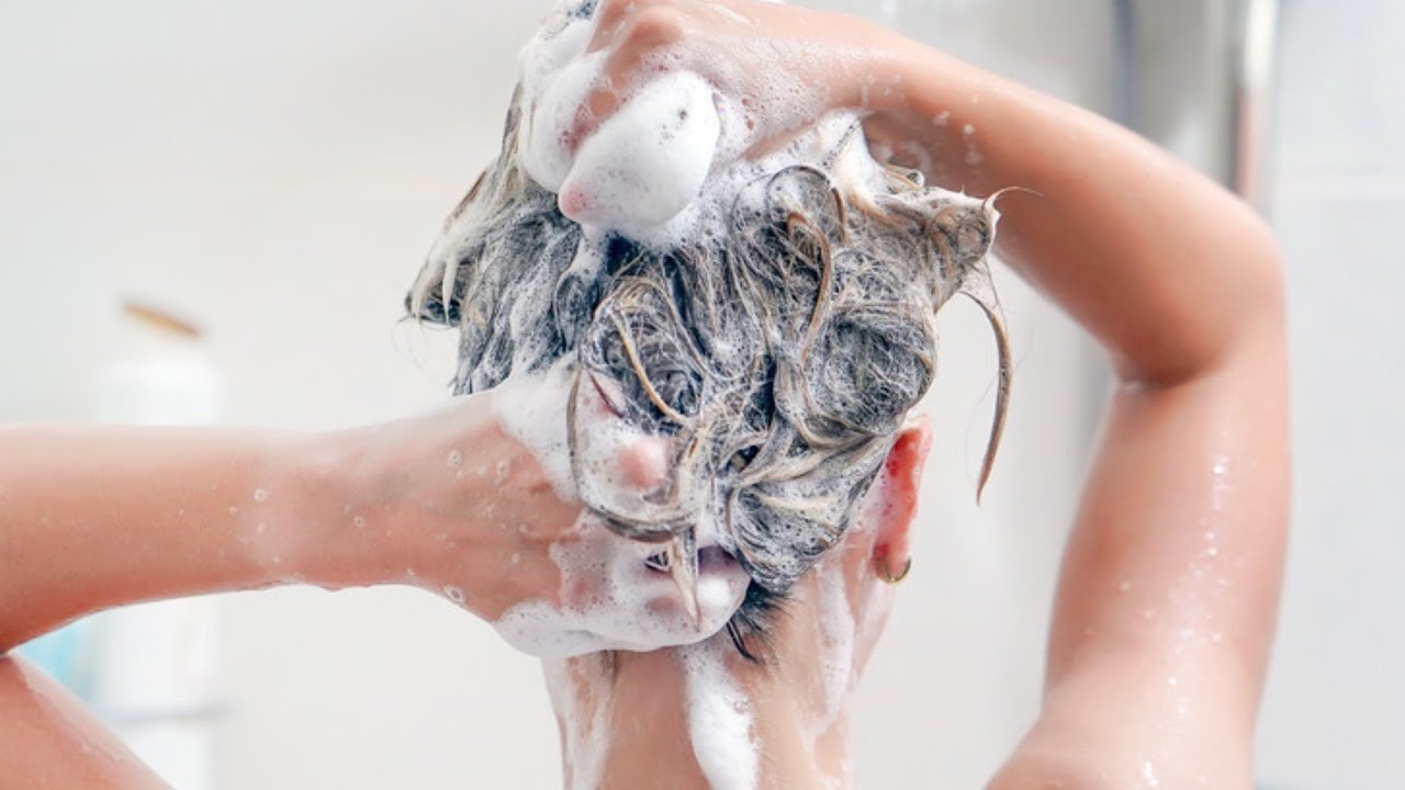 Kolme parasta shampoota rasvaisille hiuksille – pidentävät raikkautta ja antavat volyymia.