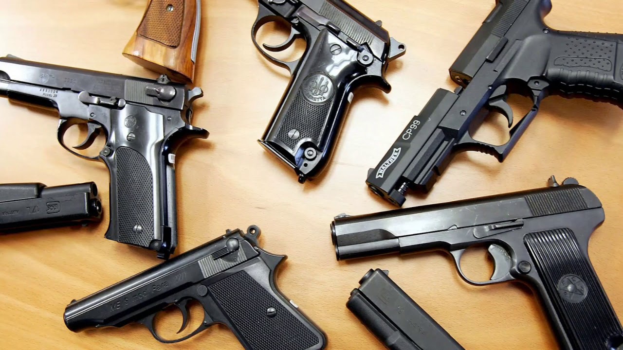 Aseita koskevasta lainsäädännöstä käytävässä keskustelussa nousee esiin kysymys, miksi joillakin ihmisillä on hallussaan kymmeniä ampuma-aseita.