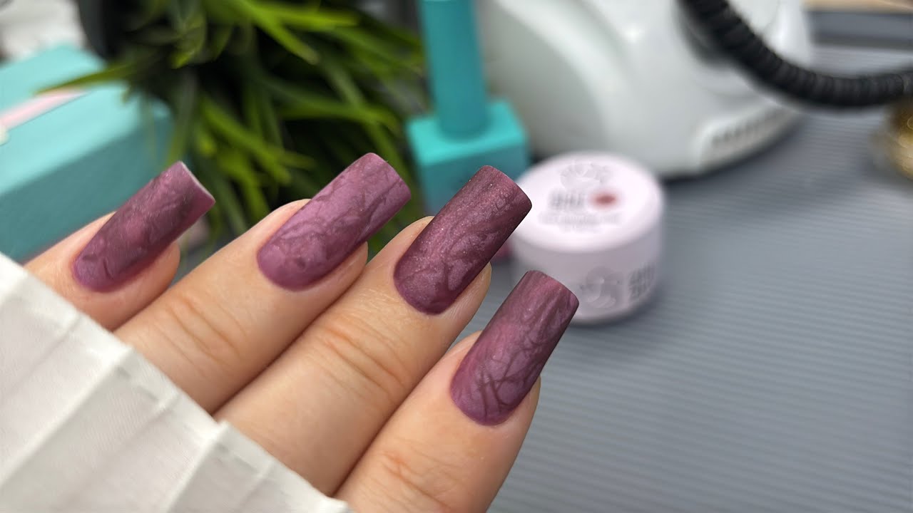 Ei vain punainen ja kultainen. Riko stereotypioita dopamiinia herättävällä manikyyriin. Manikyyri, joka herättää kaikkien huomion.