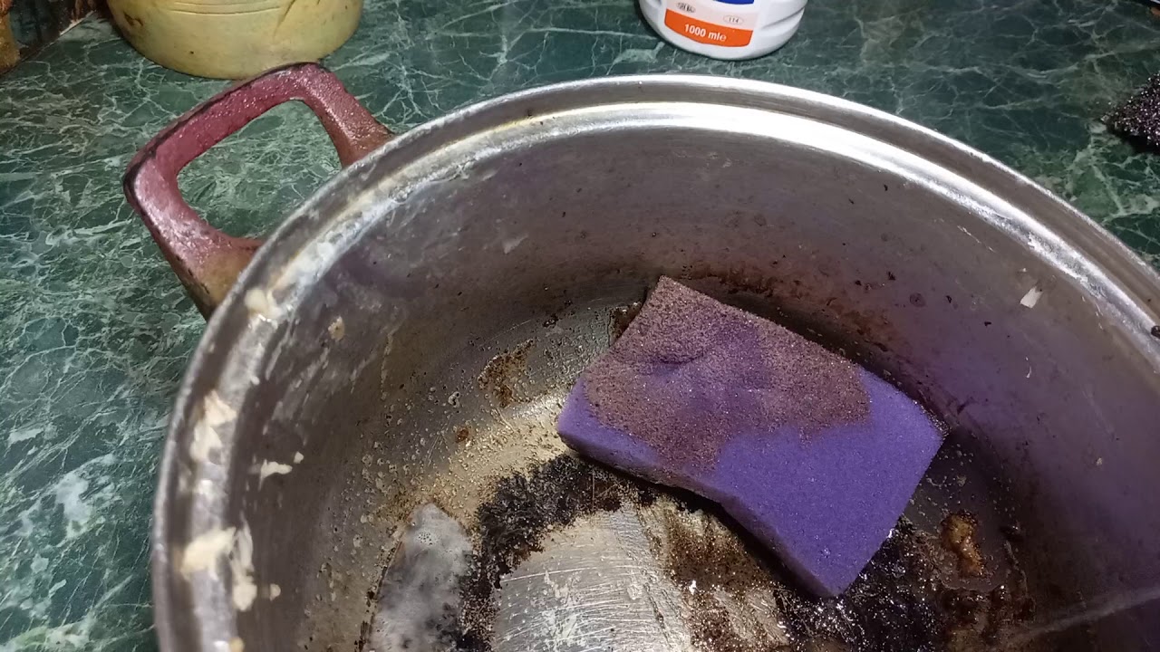 Vähän tunnettu kotitekoinen temppu: sekoita suolaa ja liimaa kattiloiden ja paistinpannujen puhdistamiseen.