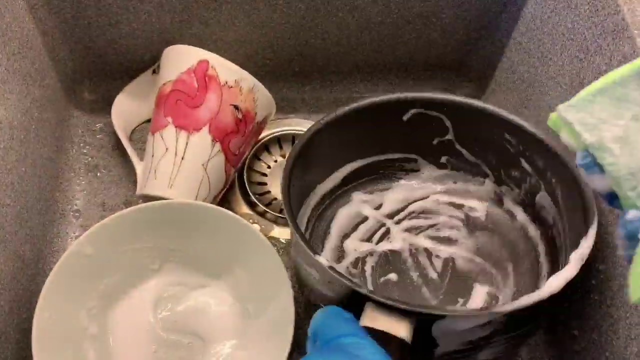 Vähän tunnettu kotitekoinen temppu: sekoita suolaa ja liimaa kattiloiden ja paistinpannujen puhdistamiseen.