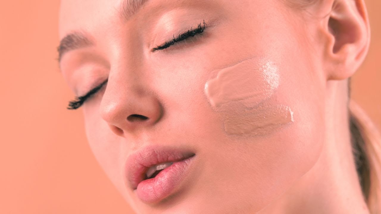 Apteekista löysin BB-voiteen, joka ”tasoittaa” ryppyjä. Se sopii erinomaisesti yli 50-vuotiaille.