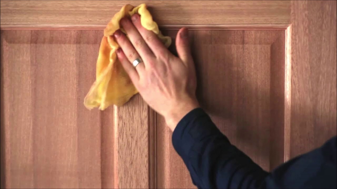 Kyse ei ole pesuaineesta: kuinka puhdistaa puiset ovet, jotta ne saavat takaisin kiiltonsa.