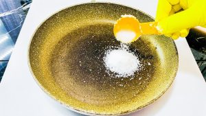 Vähän tunnettu kotitekoinen temppu: sekoita suolaa ja liimaa kattiloiden ja paistinpannujen puhdistamiseen.