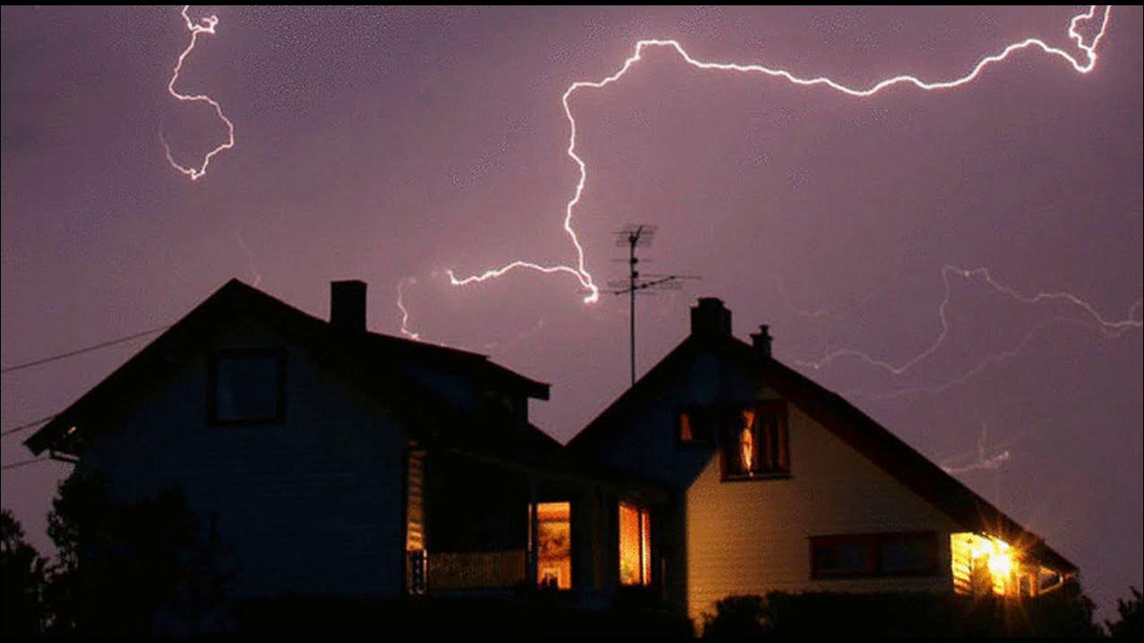 Ei lamppuja, ei mikroaaltouuneja: nämä laitteet on irrotettava kotitalouden sähköverkosta ukkosen aikana.