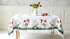 Kuinka poistaa keltaiset tahrat juhlapöytäliinasta.