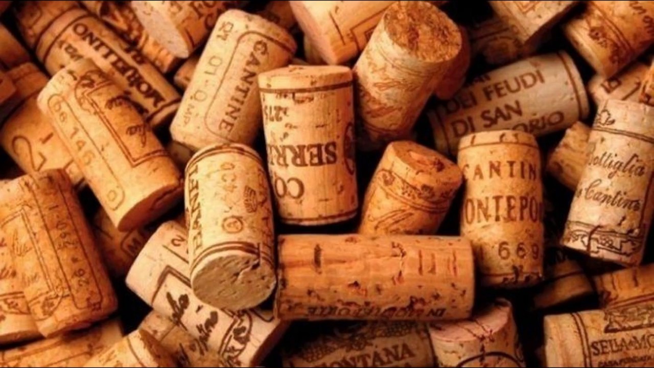 Jos olet säästänyt viinipullon korkkeja, älä heitä niitä pois: 3 ideaa kodin koristeluun uudenvuoden 2026 juhliin