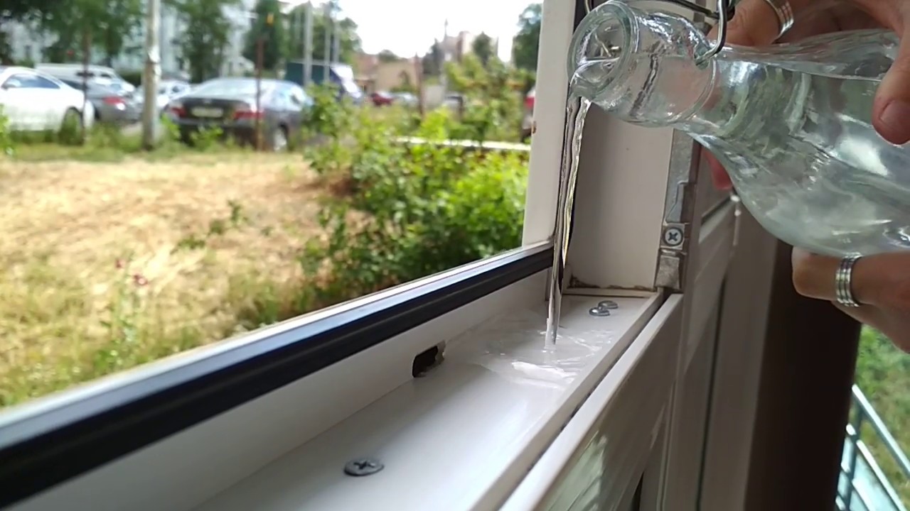 Miksi ikkunakiskoja tulisi suihkuttaa etikalla ja miksi se on suositeltavaa?