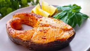 Kuinka päästä eroon paistetun kalan hajusta keittiössä? Tämä temppu auttaa helposti.