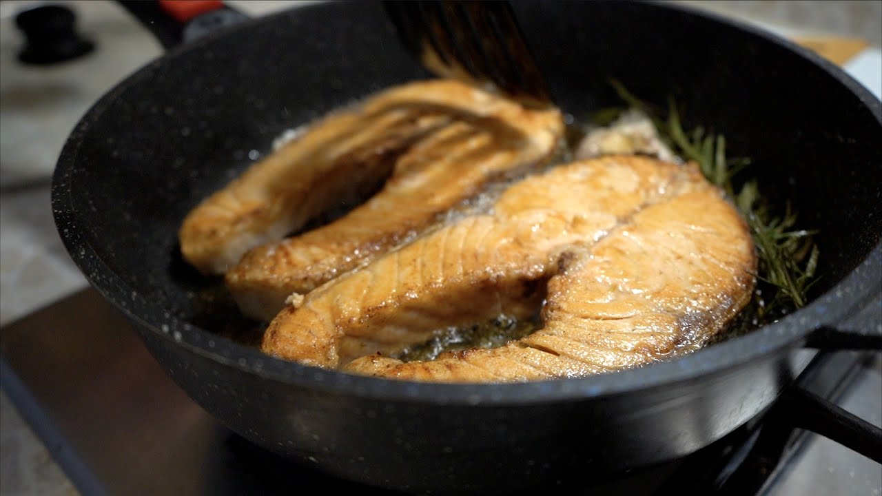 Kuinka päästä eroon paistetun kalan hajusta keittiössä? Tämä temppu auttaa helposti.