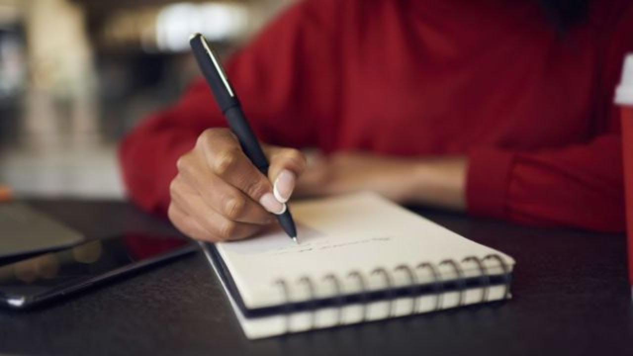 Psykologia väittää, että ihmiset, jotka edelleen tekevät tehtävälistoja käsin eikä puhelimella, osoittavat yleensä seuraavia 9 ominaispiirrettä.