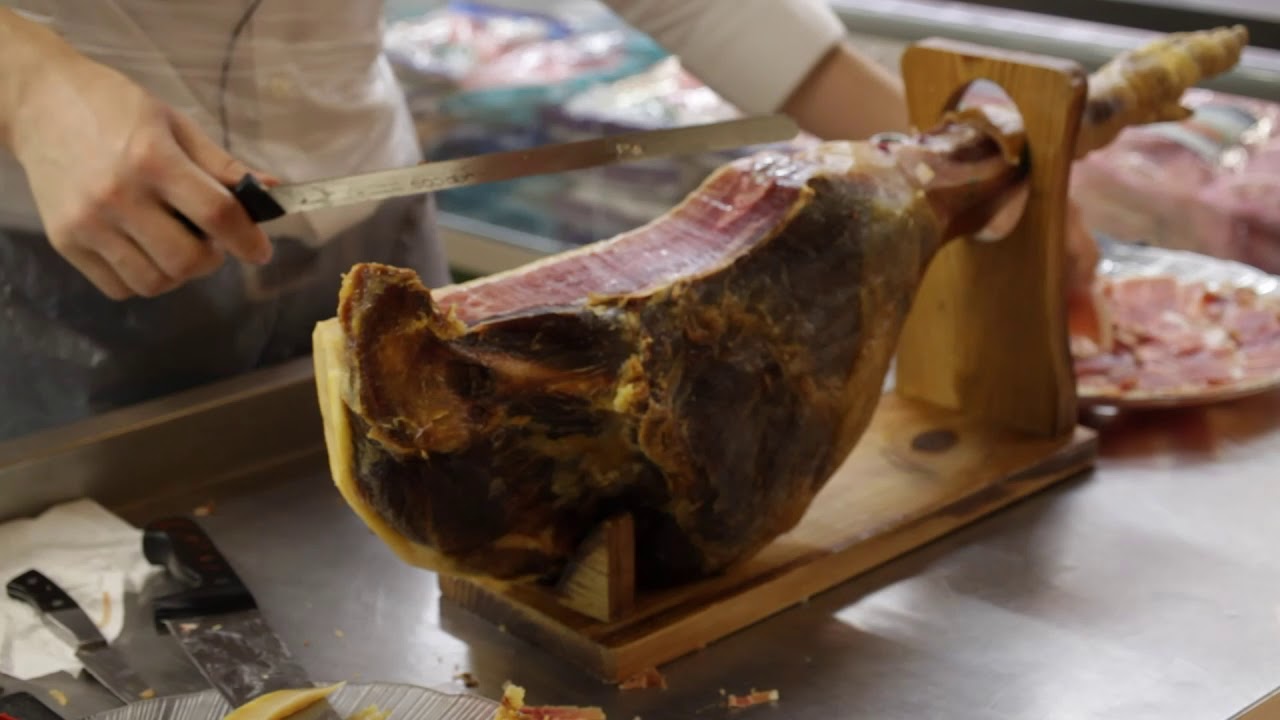 Kaviolla ylöspäin vai alaspäin? Viktor Sanchezin mielestä oikea tapa leikata kinkun lapio.