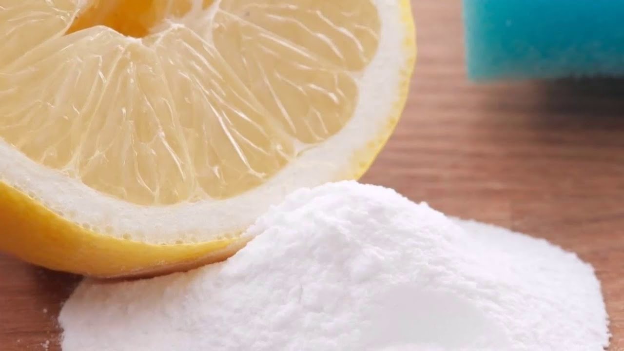 Käytettyjen sitruunoiden sekoittaminen alkoholiin ja ruokasoodaan: mihin sitä tarvitaan ja miksi sitä suositellaan.