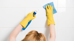 2 kotitekoista keinoa kalkkikiven ja tarttuneen lian poistamiseen kylpyhuoneen laatoista.