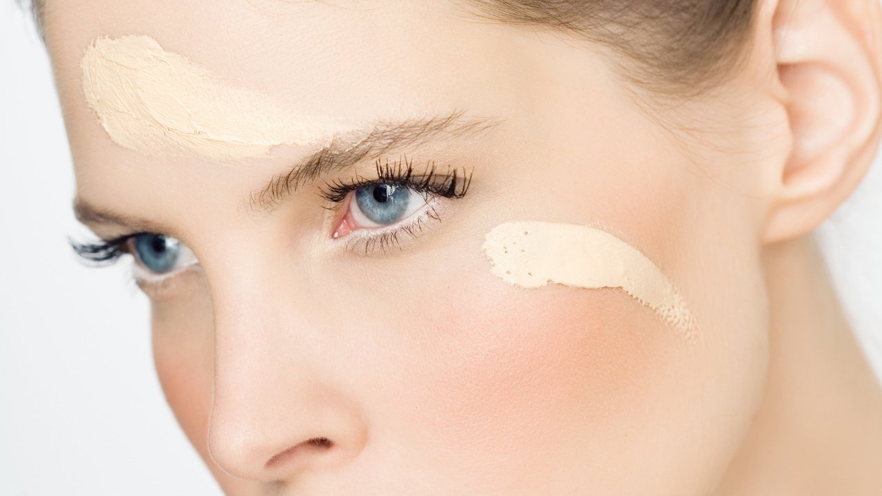 Apteekista löysin BB-voiteen, joka ”tasoittaa” ryppyjä. Se sopii erinomaisesti yli 50-vuotiaille.