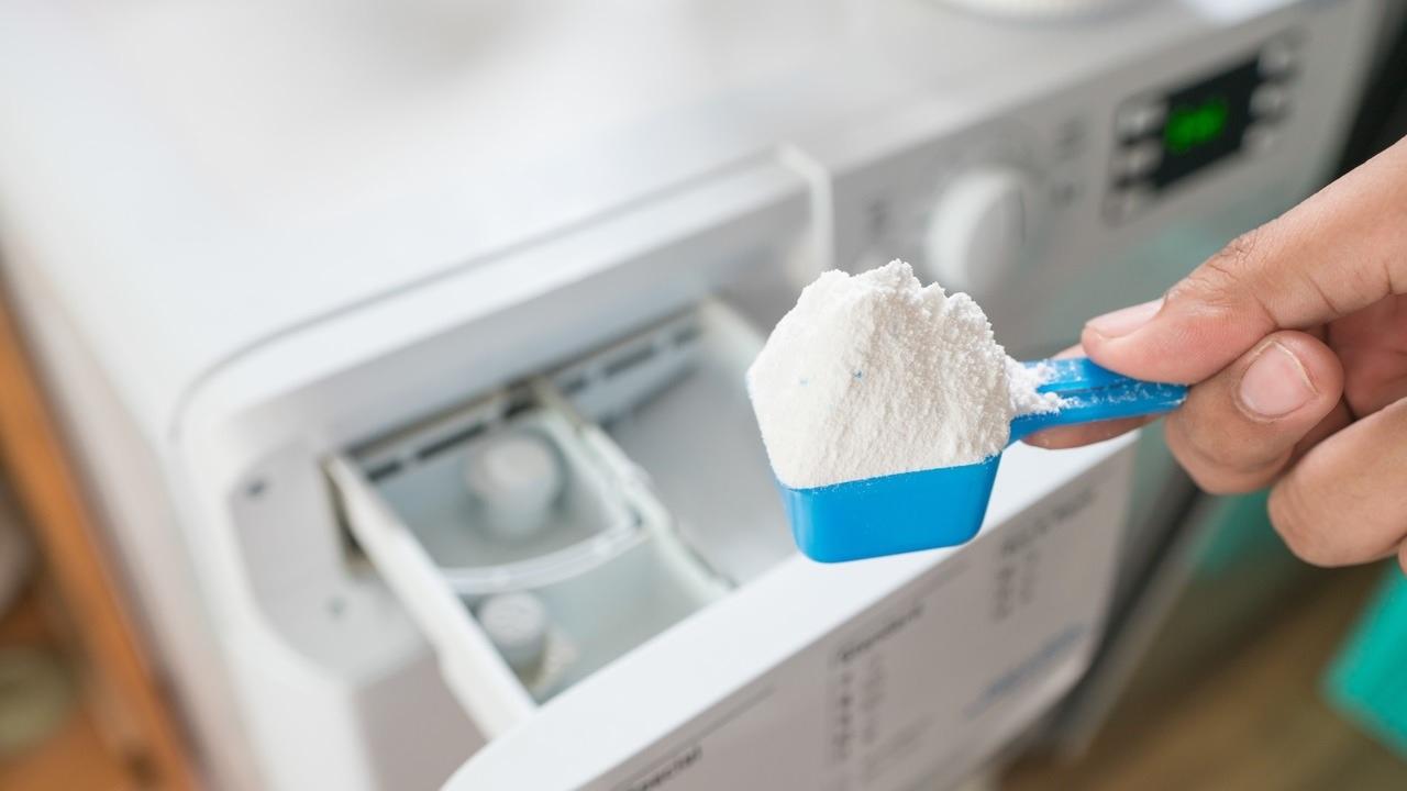 Pesuaineen ja suolan sekoittaminen pesukoneessa: miksi se on tarpeen ja miksi se on niin tärkeää.