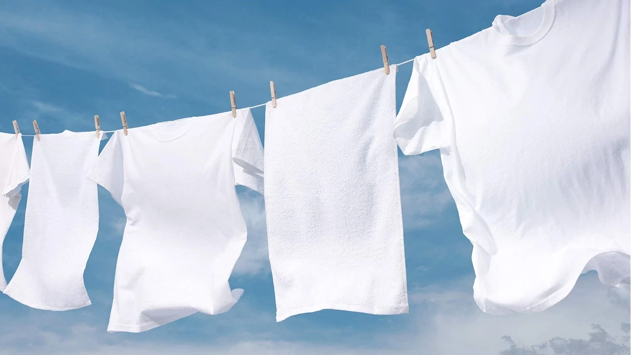 Tekniikka valkoisen pyykin täydelliseen puhtauteen: poistaa keltaiset tahrat ja palauttaa pestyn pyykin alkuperäisen värin.