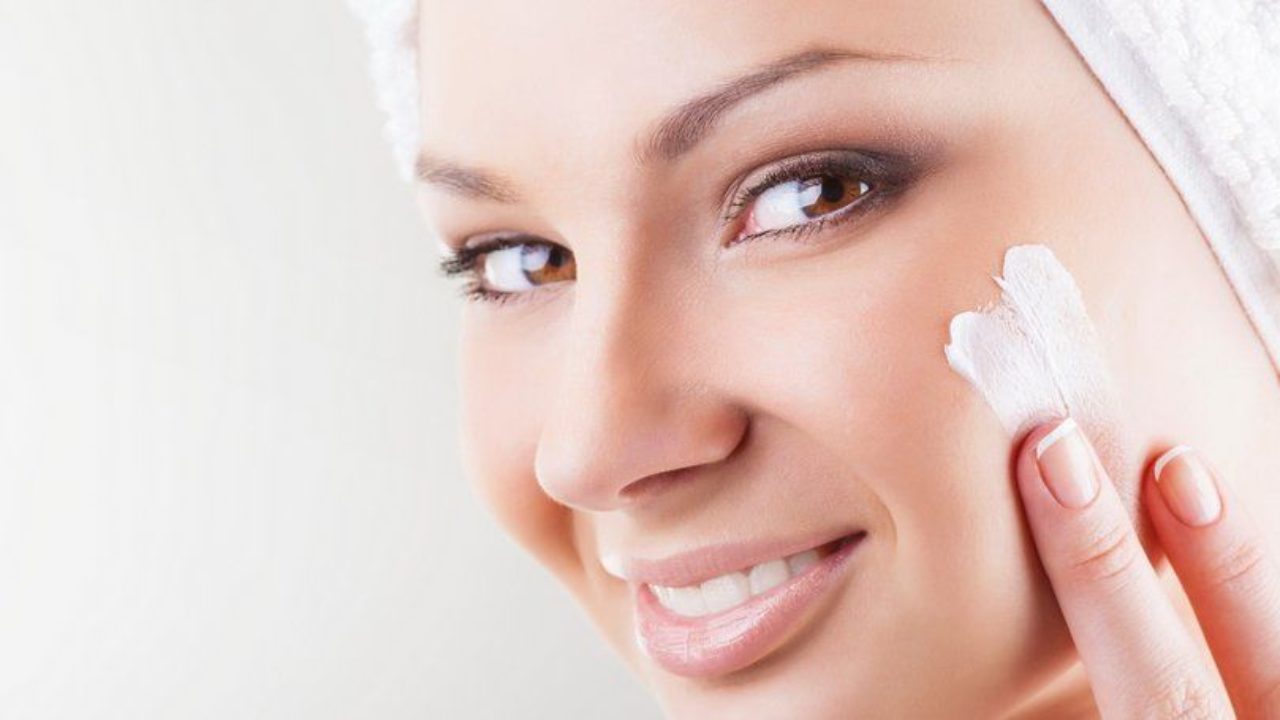 Tämä voide toimii suodattimena. Se mattapintaistaa ja peittää puutteet hetkessä! Se on nyt myynnissä korkeaan hintaan.