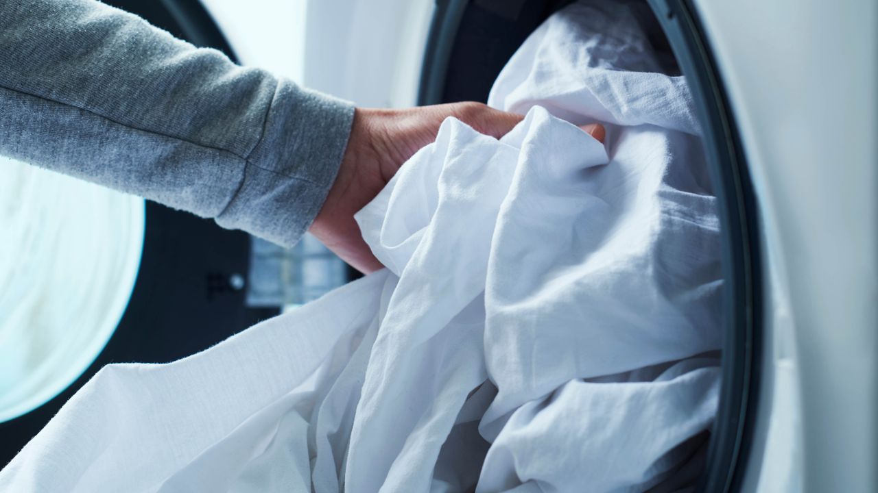 Kuinka poistaa keltaiset tahrat juhlapöytäliinasta.