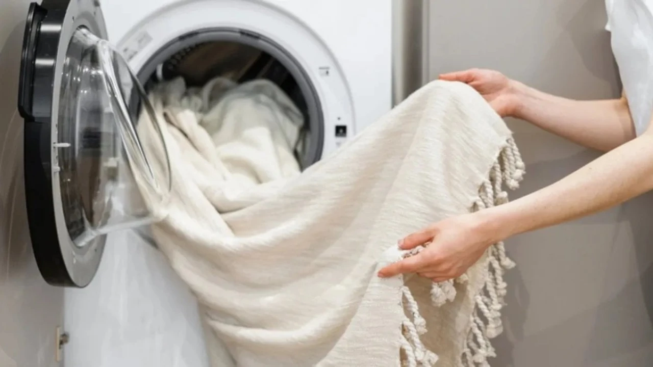 Verhojen pesu ennen juhlapäiviä. Kokeile tätä kotikonstia, niin verhot pysyvät raikkaina ja puhtaina kevääseen asti.