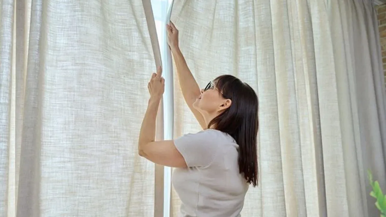 Verhojen pesu ennen juhlapäiviä. Kokeile tätä kotikonstia, niin verhot pysyvät raikkaina ja puhtaina kevääseen asti.